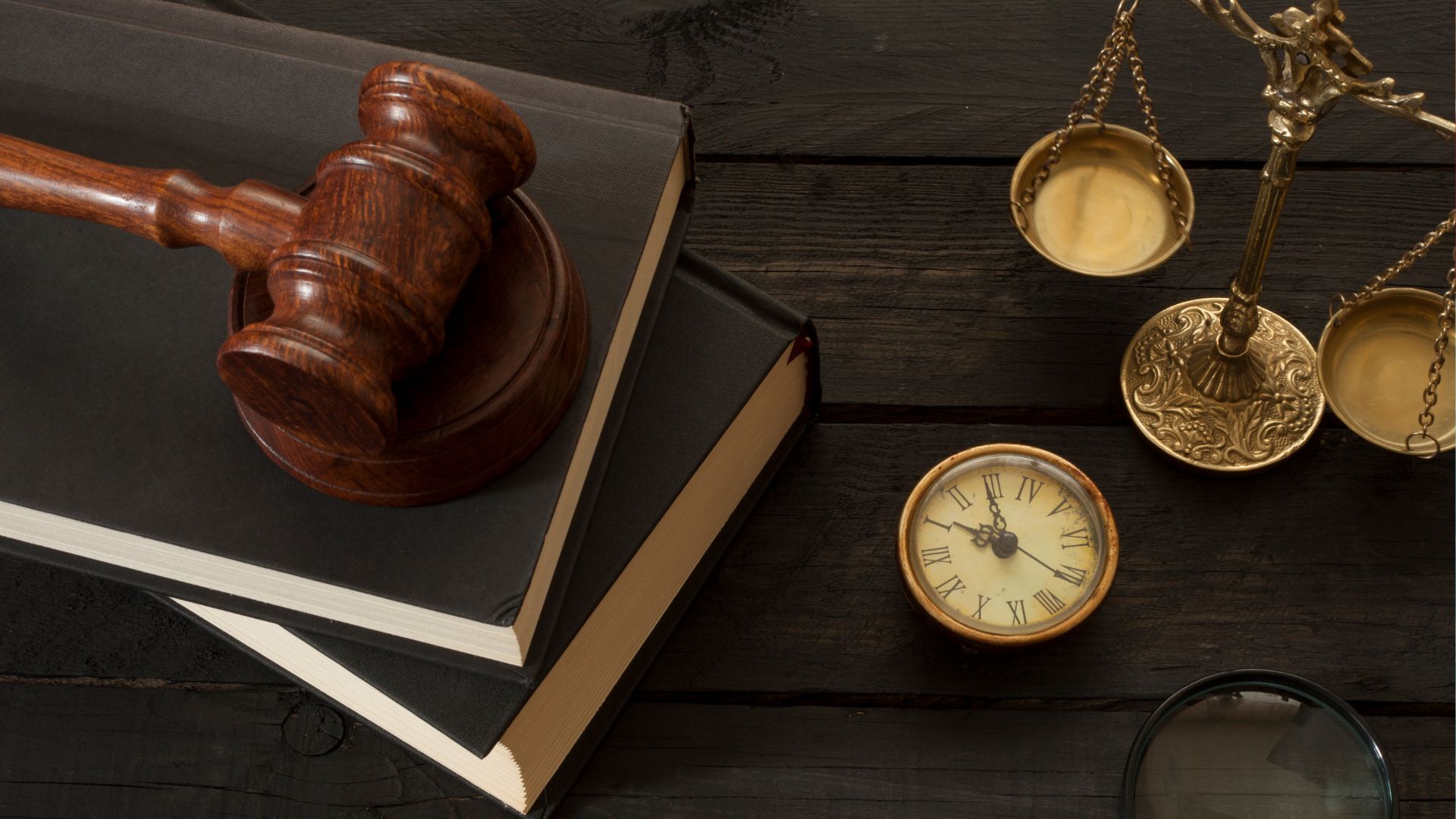 Law scale and gavel 