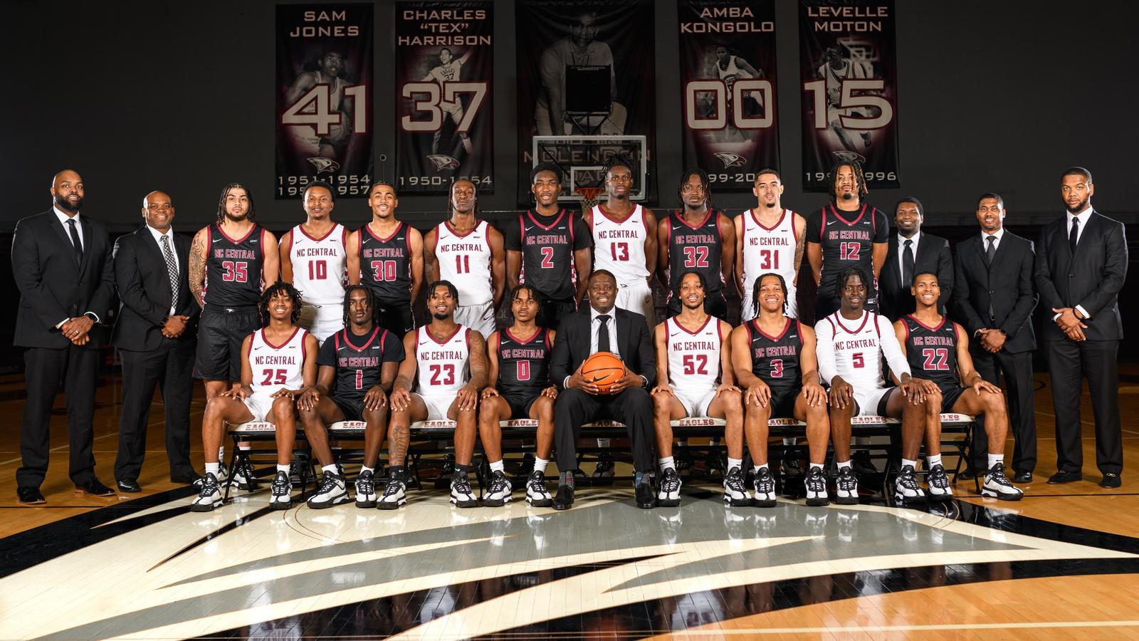 A team picture of the 23-24 Men's Basketball team